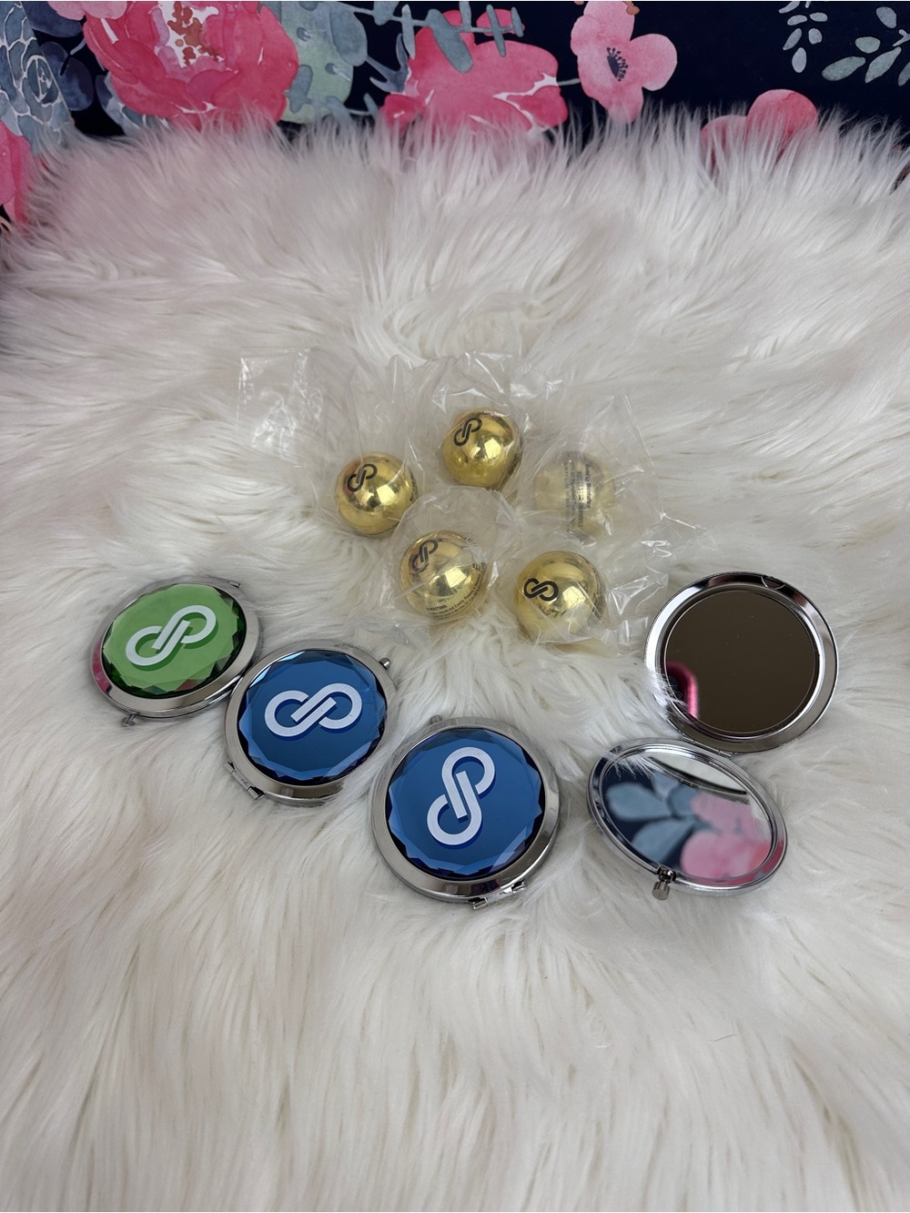 Poshmark Exclusive Bundle Lot Poshfest Swag Compact Mirrors Lip Balm New Set